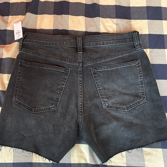 Women GAP 4” high rise shorts NWT black - Picture 4 of 5